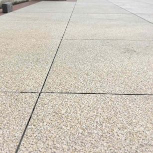 孝感 黄金麻花岗岩石板材荔枝面地面铺装效果