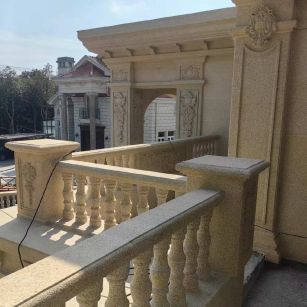 孝感 黄金麻别墅外墙干挂雕花配合阳台栏杆花瓶柱