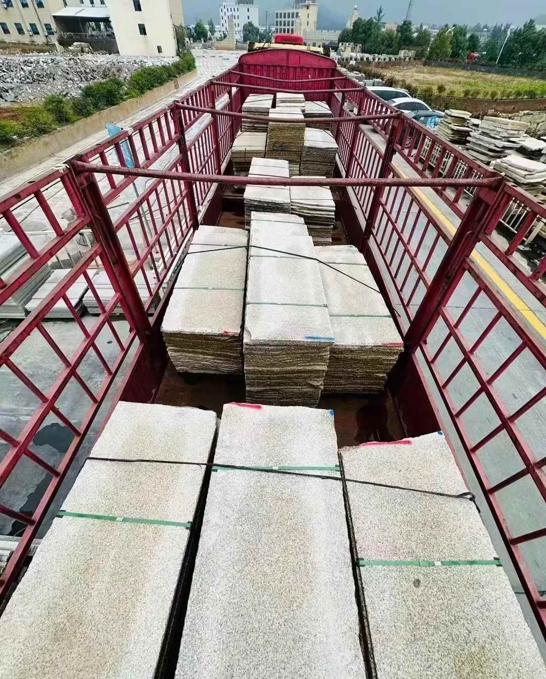 孝感 黄金麻花岗岩荔枝面，光面毛板装车完成