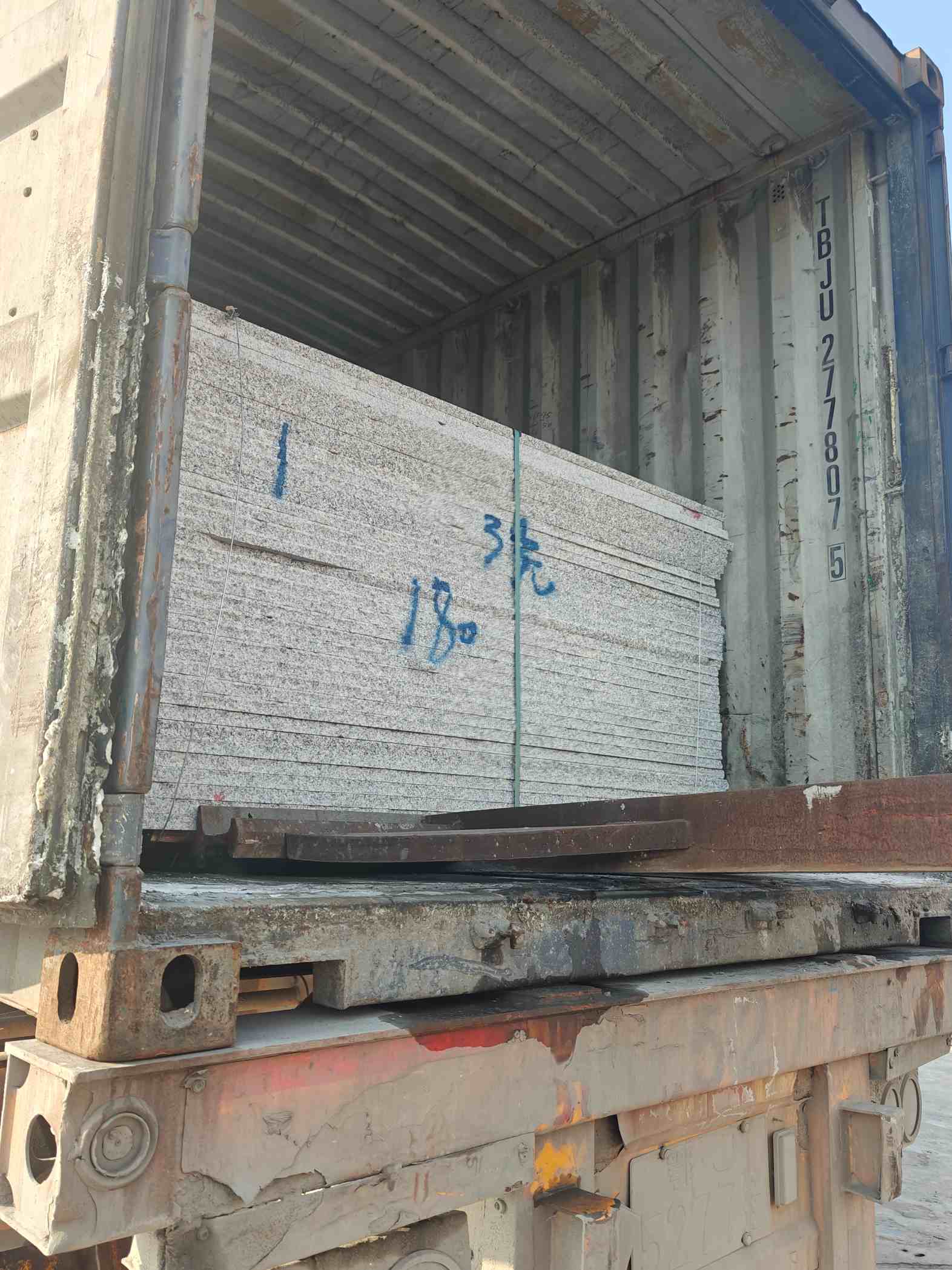 孝感 芝麻白花岗岩石材3.0公分光面毛板装柜出货