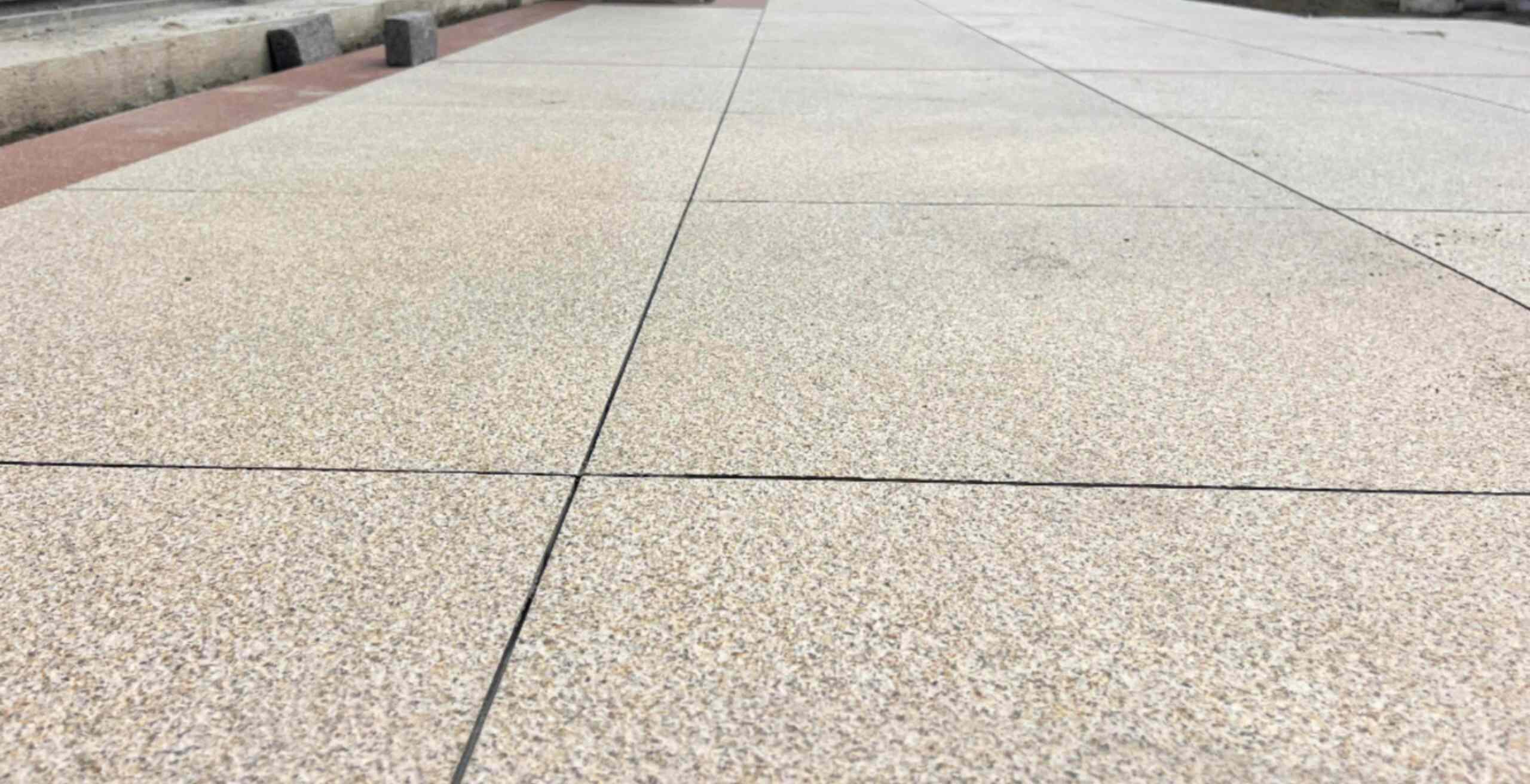 孝感 黄金麻花岗岩石板材荔枝面地面铺装效果