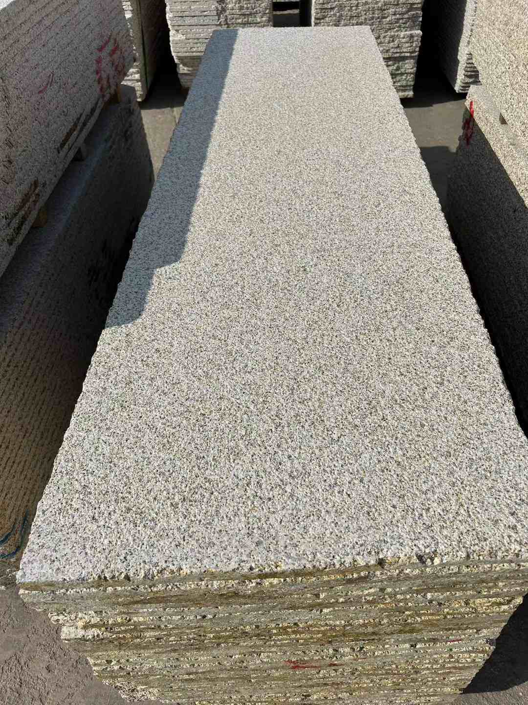 孝感 黄金麻花岗岩荔枝面毛板，半成品