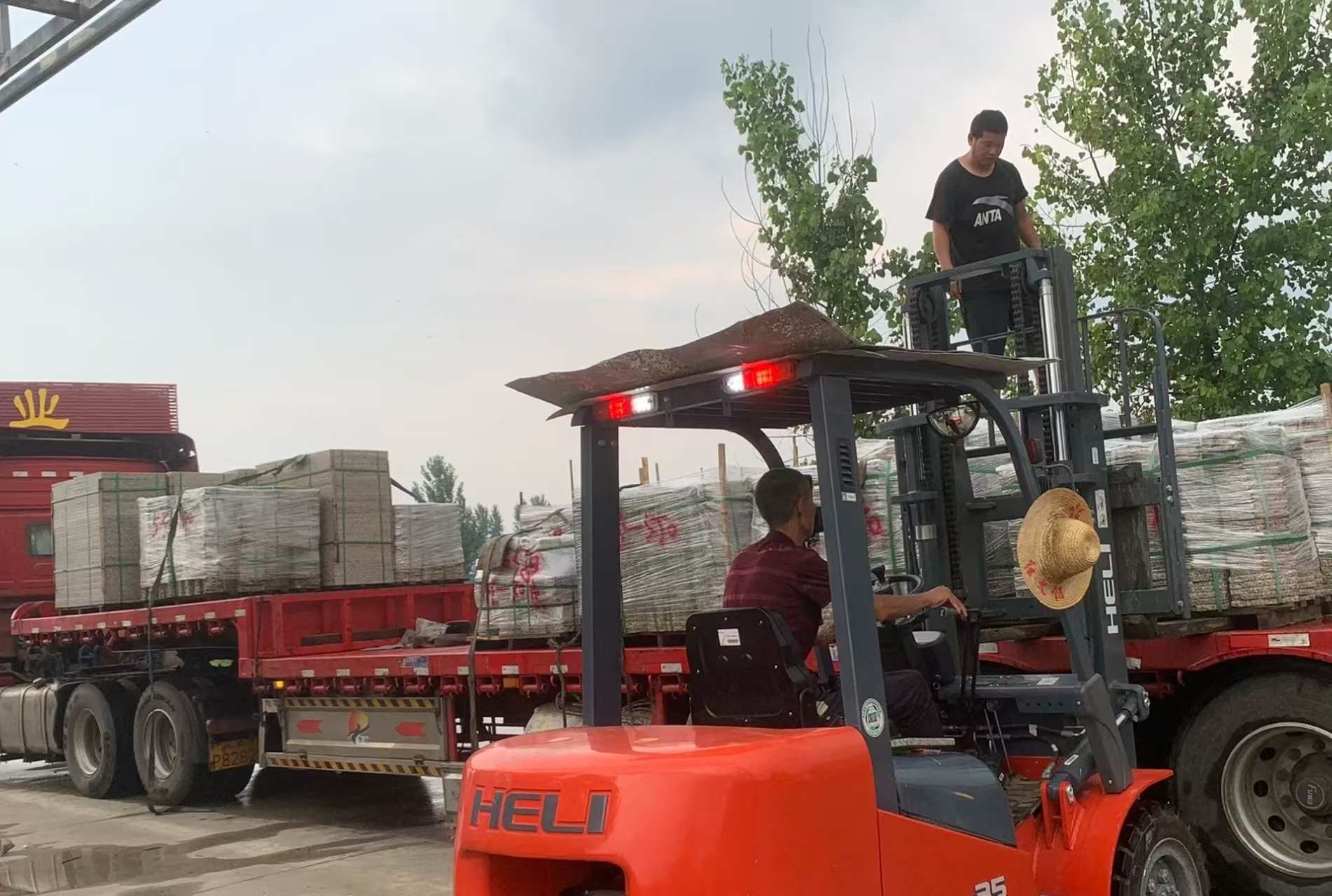 孝感 黄金麻冰裂纹，地铺石装车