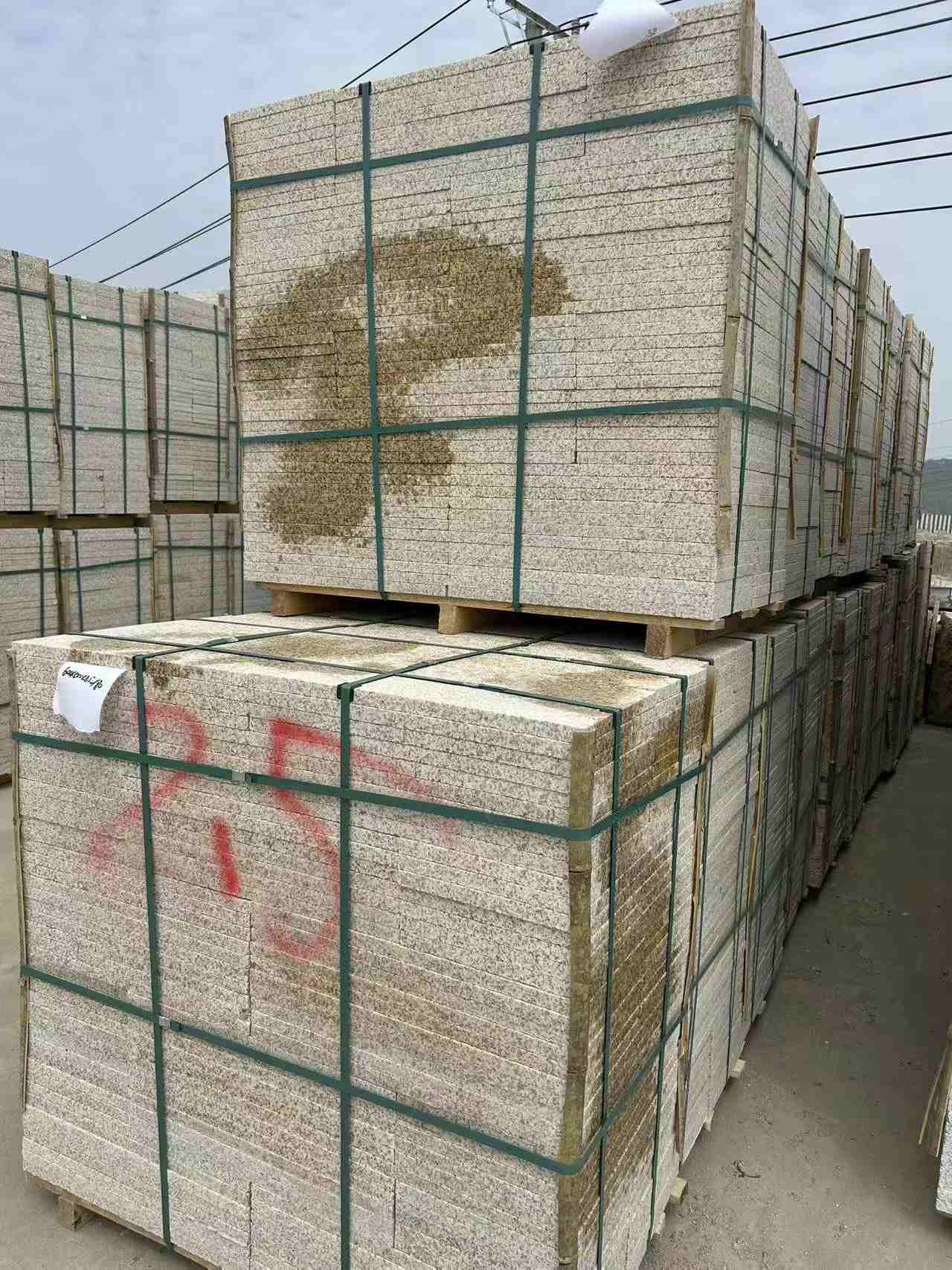 孝感 黄金麻花岗岩石材荔枝面地铺石2.5*300*600