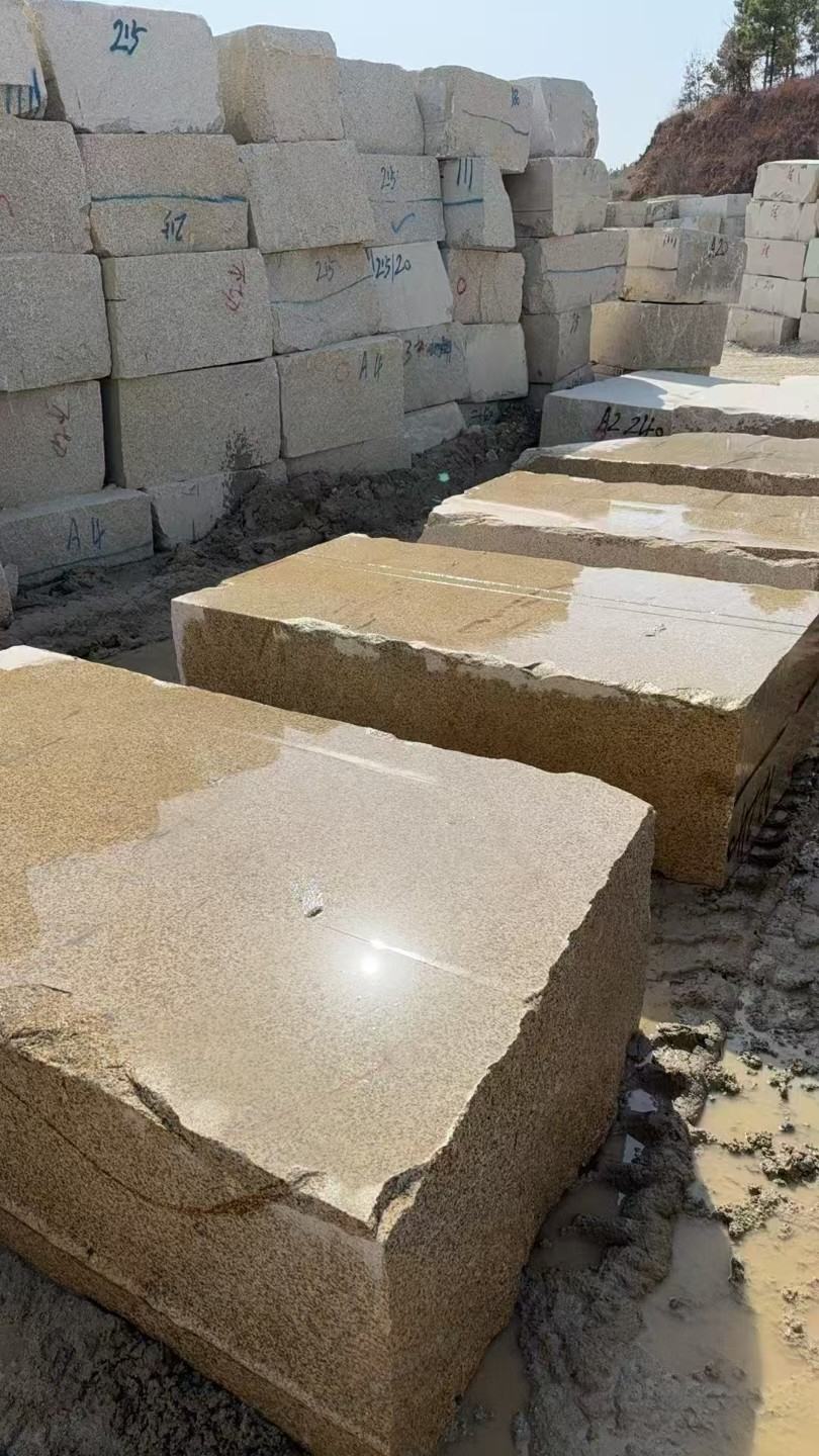 孝感 黄金麻方料堆场洗料分选中，原材料充足