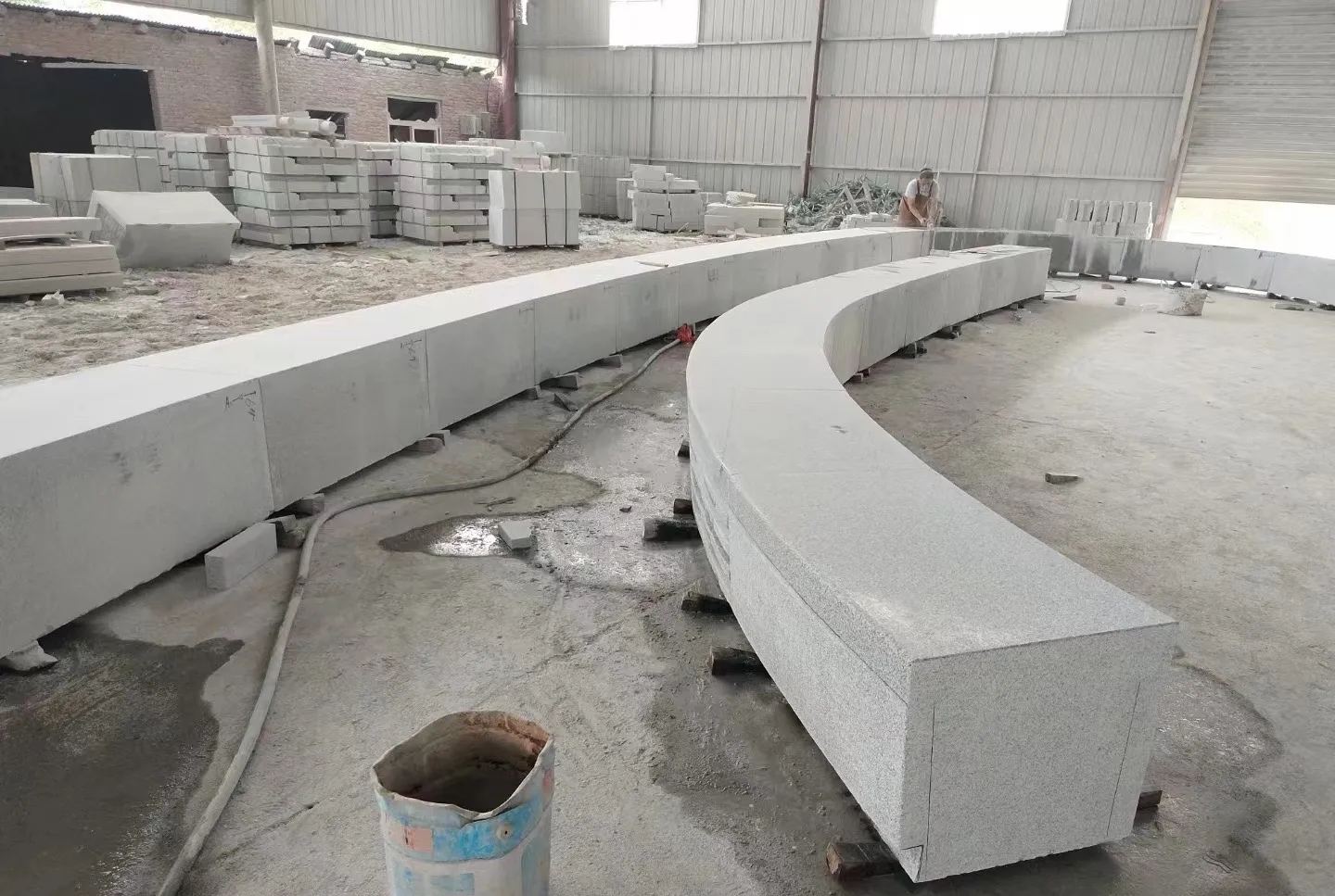 孝感芝麻白花岗岩石板材 园林光面弧形坐凳