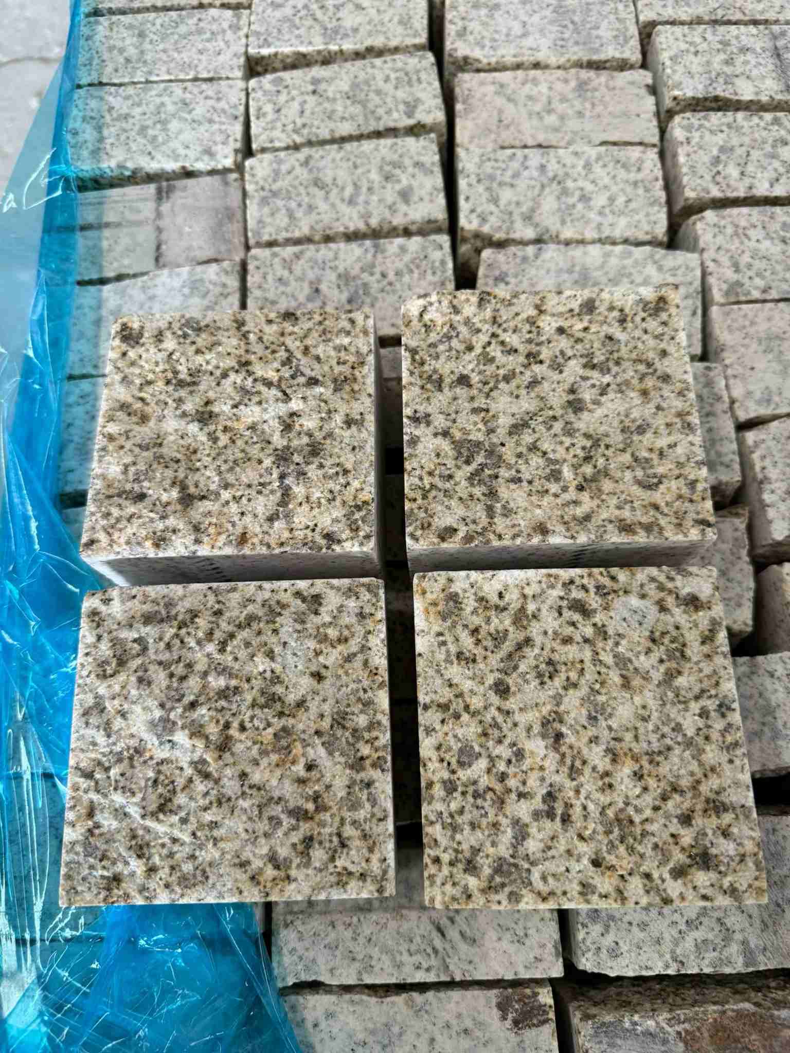 孝感 黄金麻花岗岩自然面小方块，弹石，马蹄石等