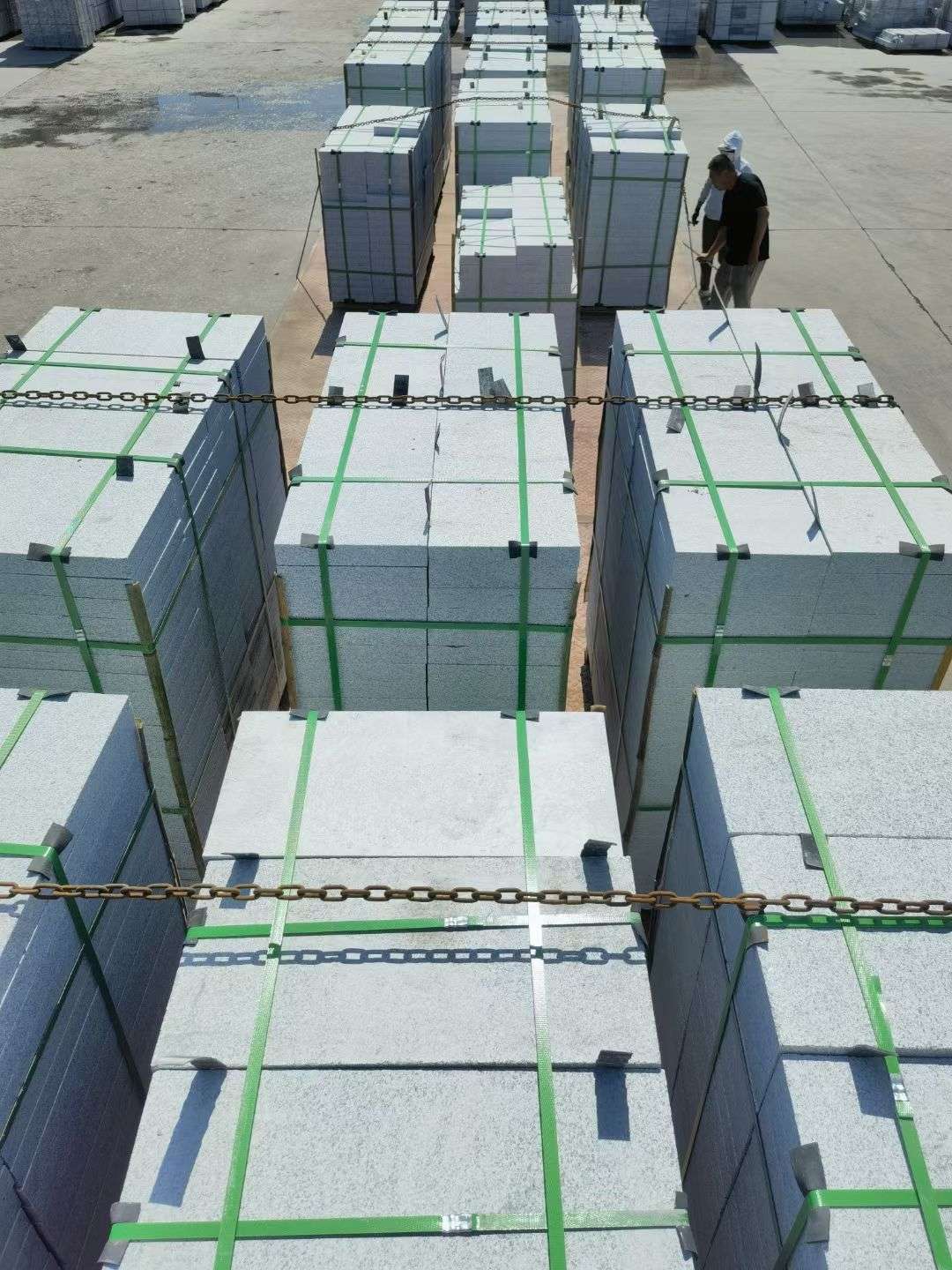 孝感 芝麻白花岗岩5公分地铺石 花岗岩厂家工厂装车日常