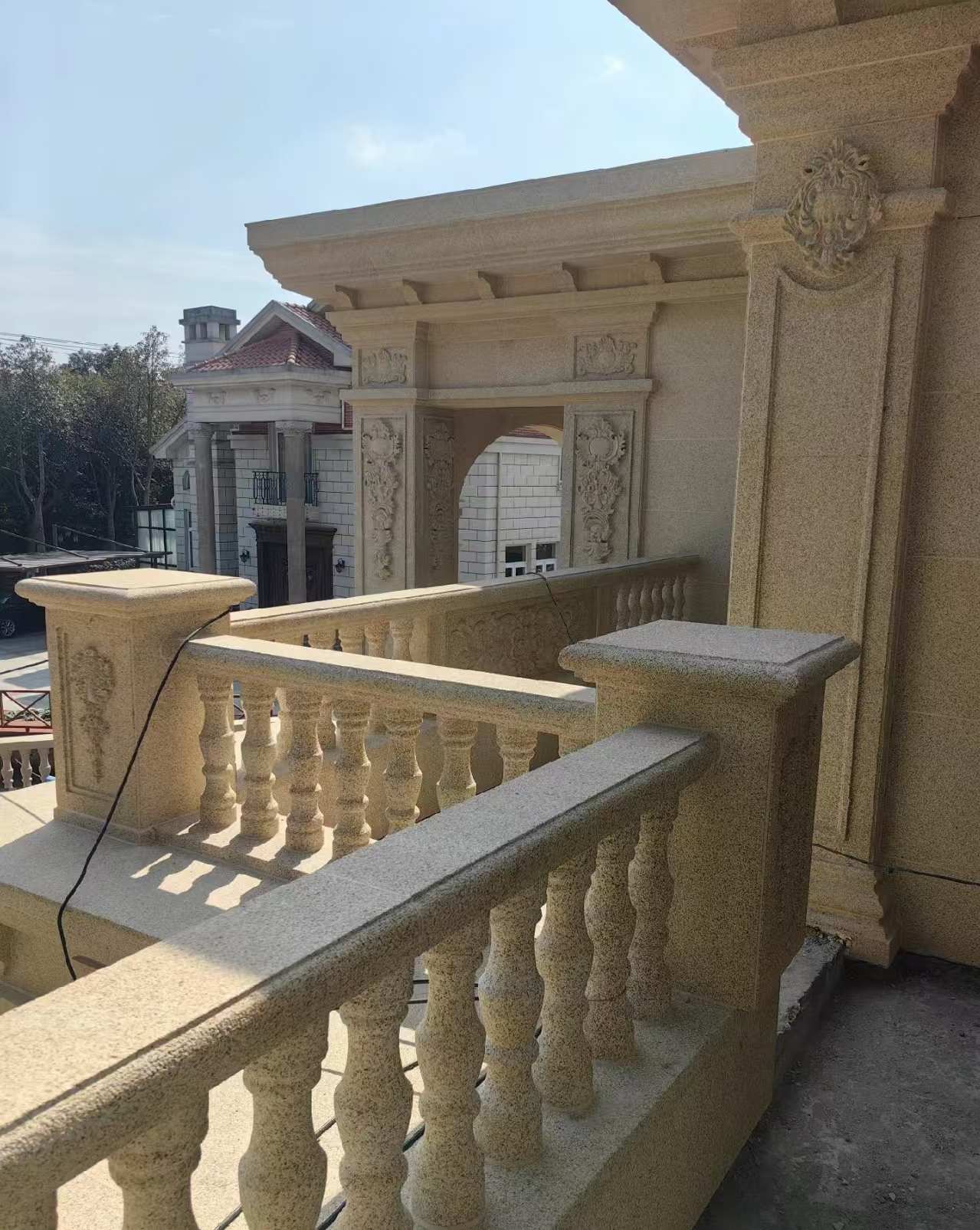 孝感 黄金麻别墅外墙干挂雕花配合阳台栏杆花瓶柱