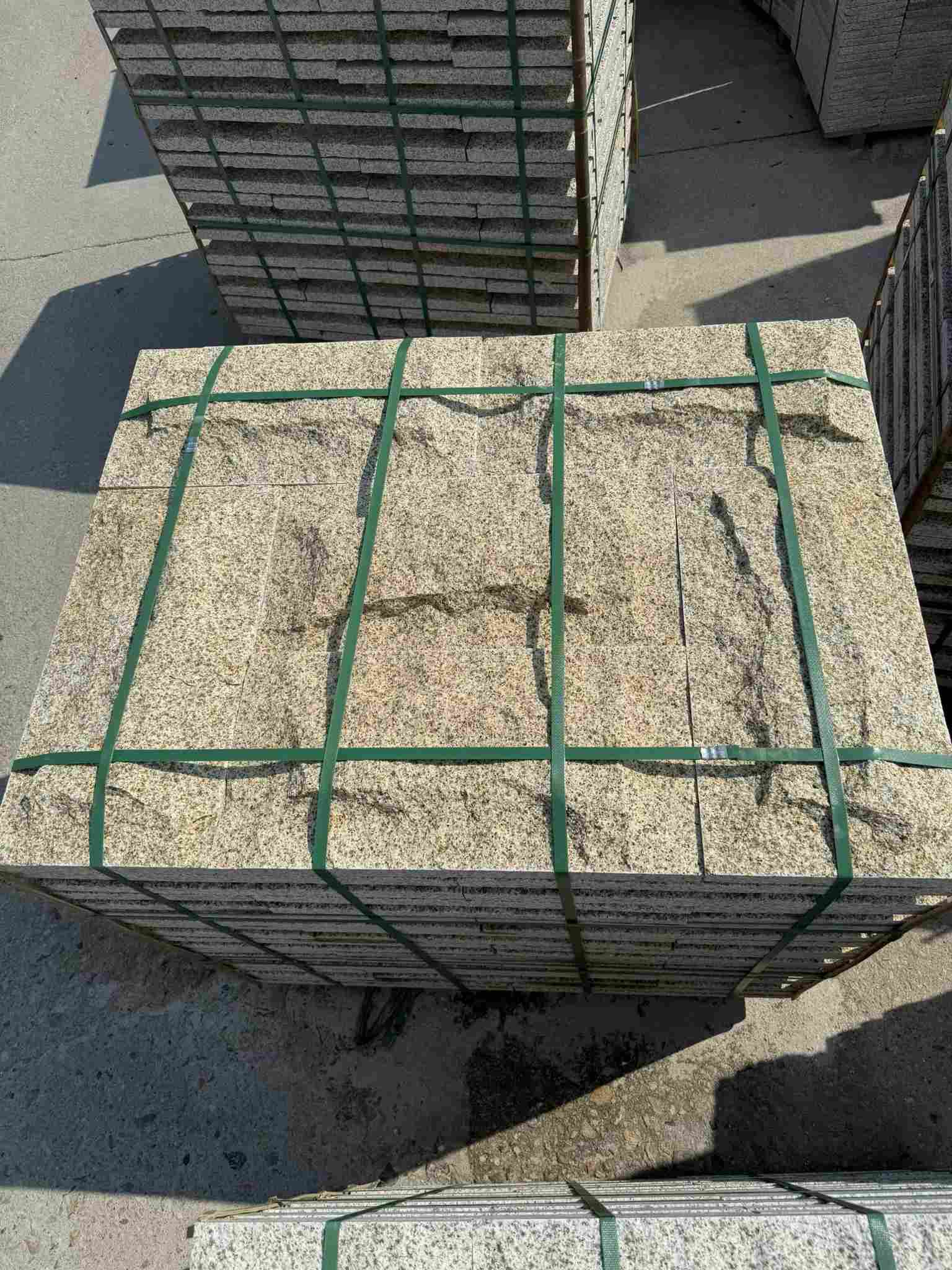 孝感 黄金麻花岗岩石材自然面蘑菇石成品