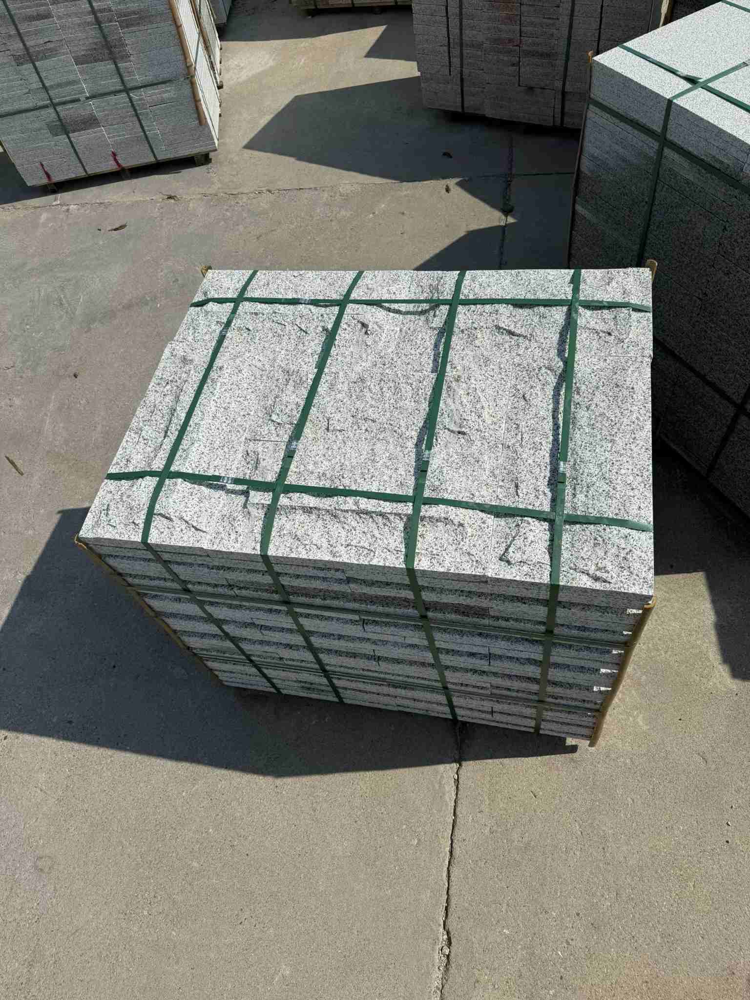 孝感 白麻花岗岩石材自然面蘑菇石成品