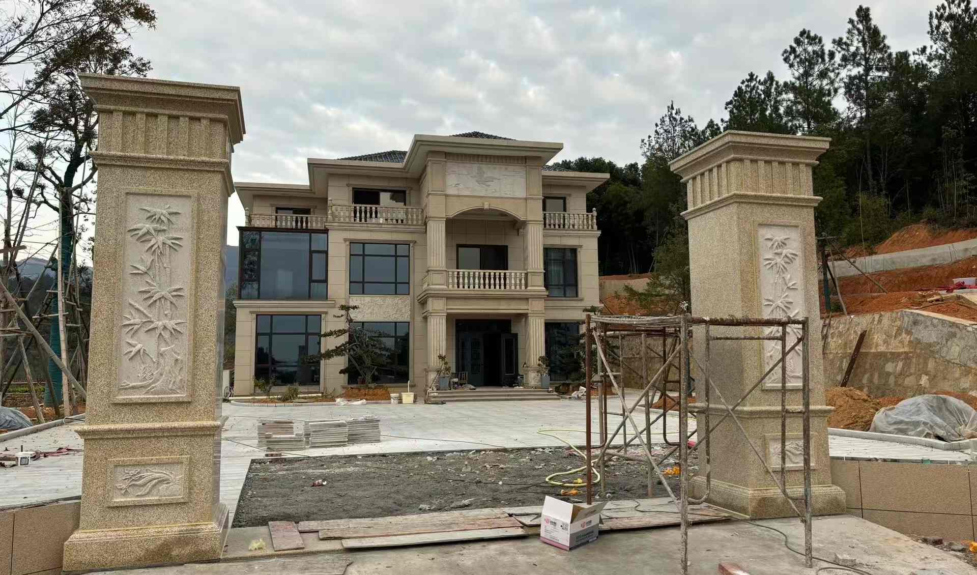 孝感 黄金麻花岗岩别墅雕花外墙干挂配上门口雕花罗马柱