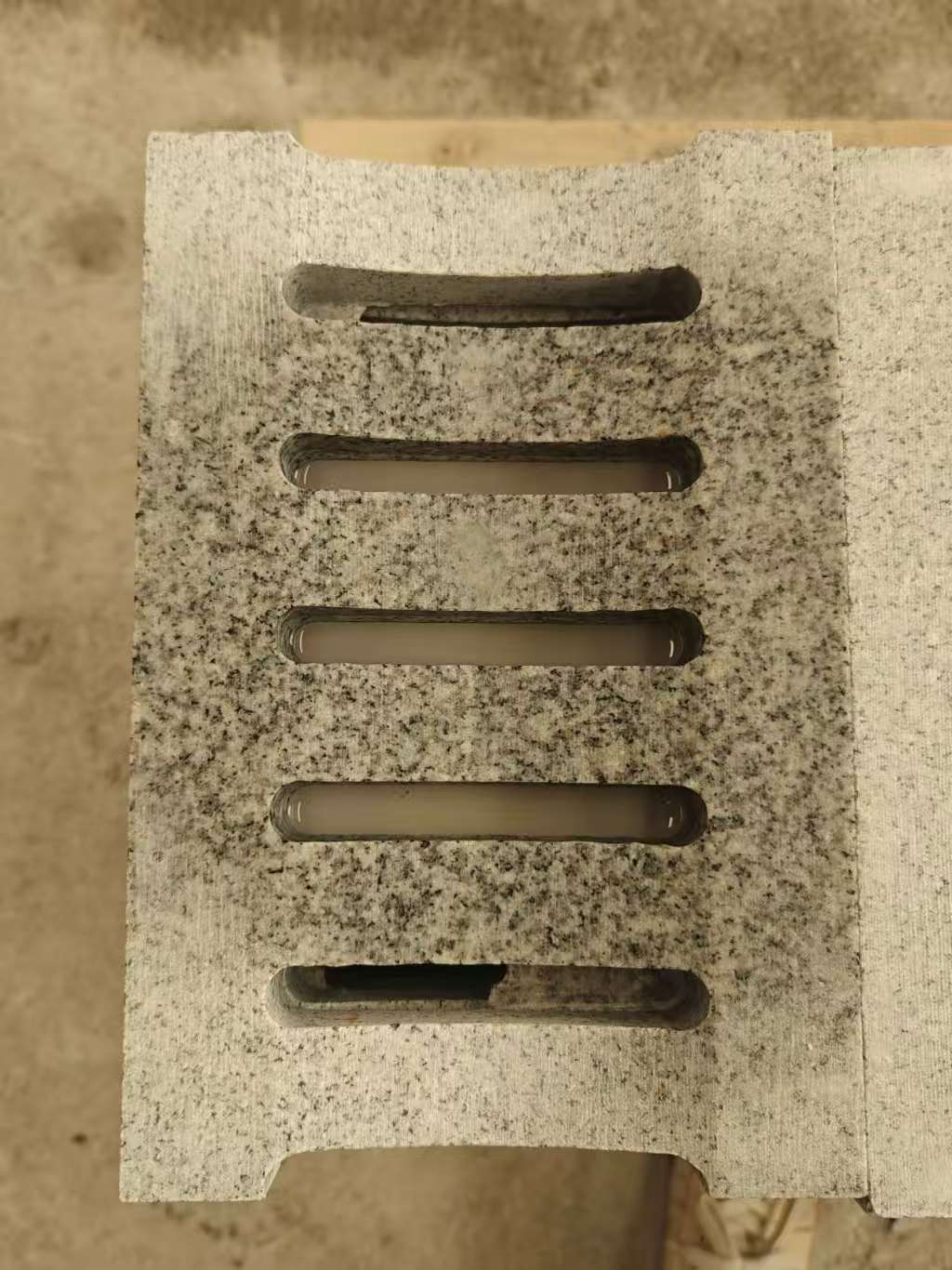 孝感 芝麻白拉丝面花岗岩U型开槽排水槽